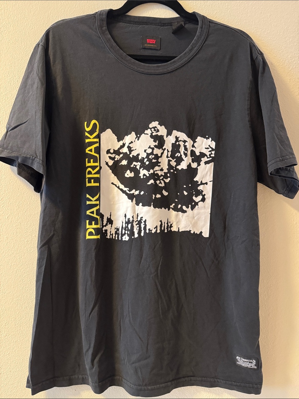 Levi's Black Tee with White Mountain Graphic and Yellow 'Peak Freaks' Text